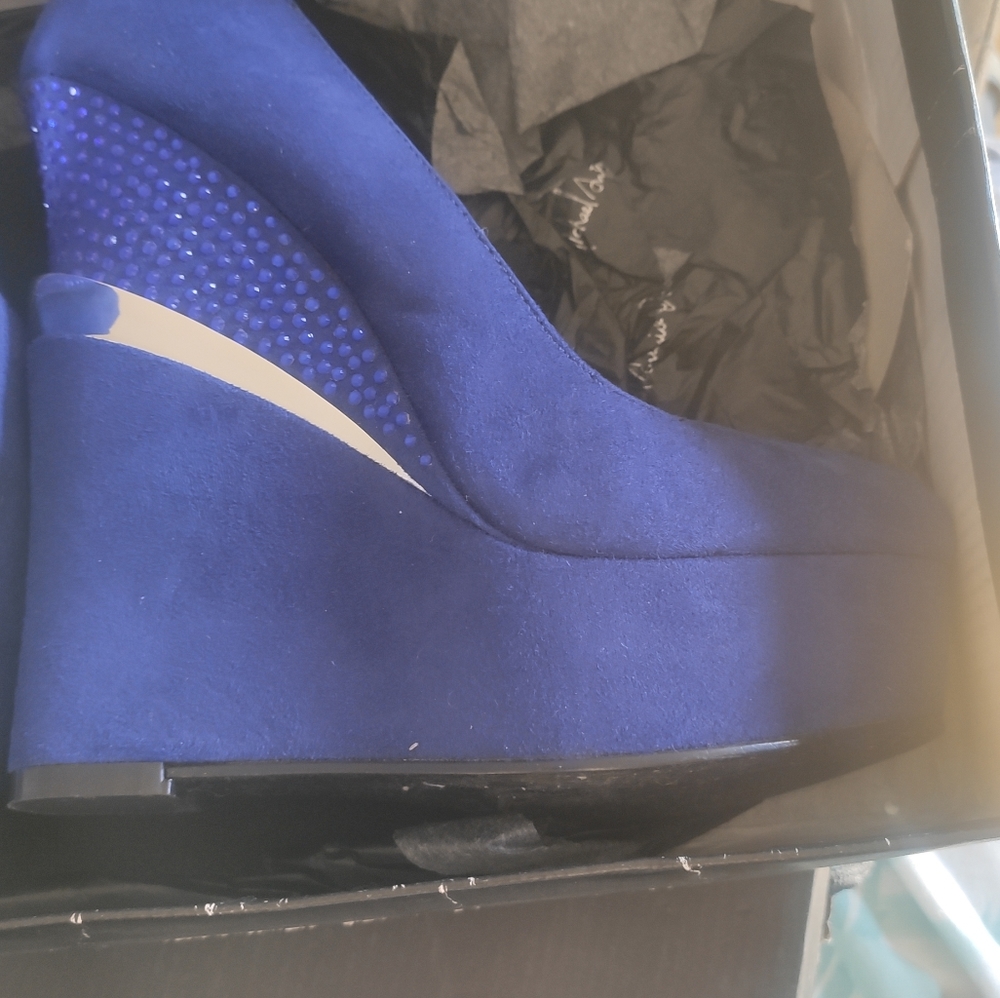 Blue suede pump size 8 - Picture 2 of 3